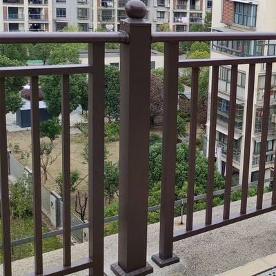 Ξύλινη κορυφή χειροπέδου, τοποθετημένη σε ατσάλινο γυάλινο κάγκελο για σκάλες σε διαμέρισμα