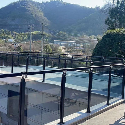 Σύγχρονο στυλ σχεδιασμού Τείχος τοποθετημένη σκάλα Χαλαρωμένο γυάλινο κάγκελο με πόστο Baluster