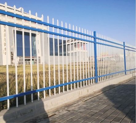 Σύγχρονη σιδηροειδής λαβή σκάλας για σκάλες αυλής σε σύγχρονα διαμερίσματα