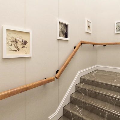 Γράφοι από ξύλο για σύγχρονη μπάλαστρα σε κτίριο γραφείων
