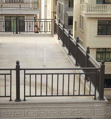 Γραφείο Μπαλκόνι Αλουμινίου Χάνδραλ με σύγχρονο σχεδιασμό και τοποθέτηση δαπέδου